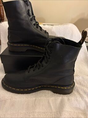 Dr. Marten Women’s Black Leather Lace-Up Combat Boots Model#: 1460 Pascal Virgin